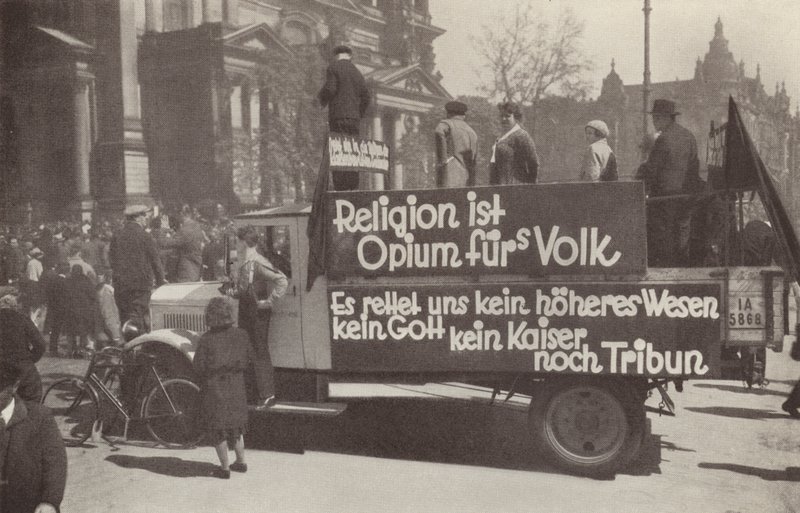 Lorry plettede med kommunistiske slogans på gaderne i Berlin, Tyskland af Photographer German