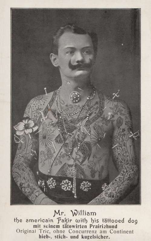 Mr. William, den amerikanske fakir med sin tatoverede hund (s/h-billede) af Photographer German