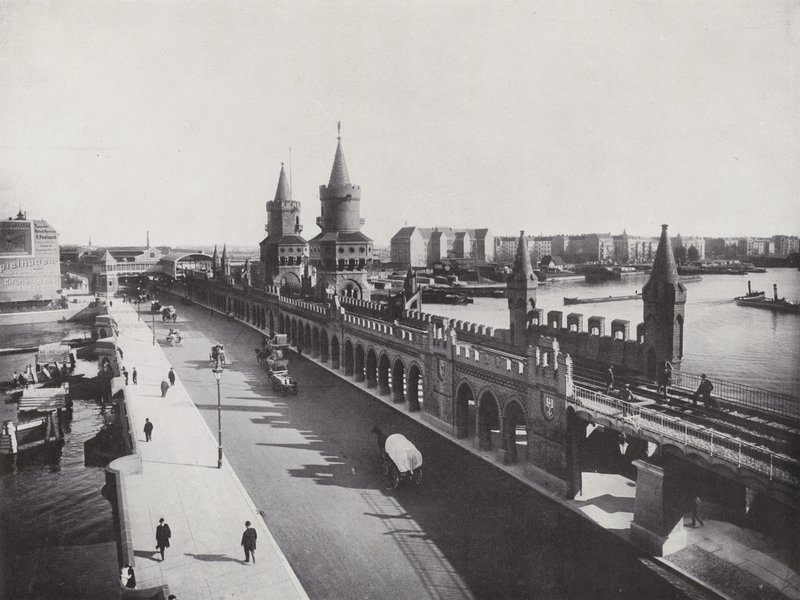 Oberbaum-broen med den forhøjede jernbane (s/h-billede) af Photographer German