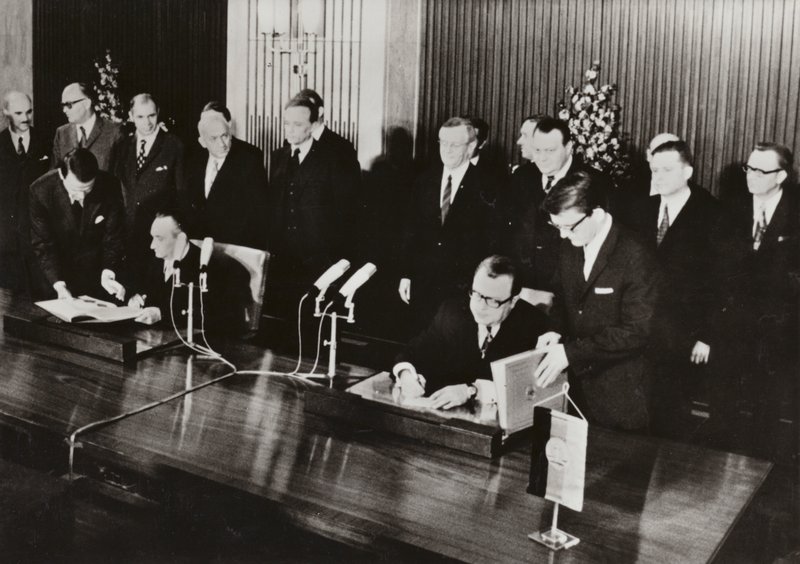 Den 26. maj 1972 blev Trafiktraktaten, den første statstraktat mellem Den Tyske Demokratiske Republik og Forbundsrepublikken Tyskland, underskrevet i DDRs hovedstad, Berlin (s/h foto) af Photographer German