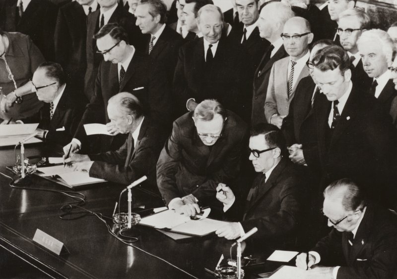 Den 3. juni 1972 underskrev de fire magters udenrigsministre den endelige protokol til firepartsaftalen om Vestberlin i den bygning, som tidligere blev brugt af det allierede kontrolråd i den amerikanske del af Vestberlin (s/h foto) af Photographer German