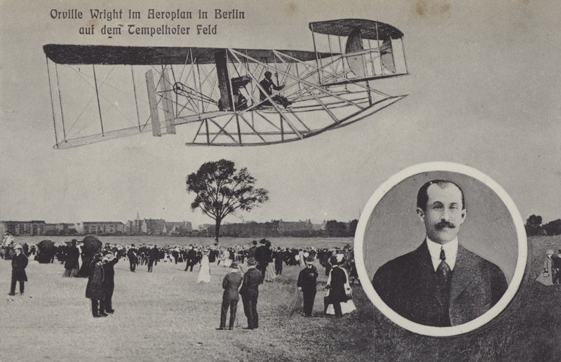 Orville Wright flyver med sit fly over Temelhof flyveplads, Berlin (s/h foto) af Photographer German