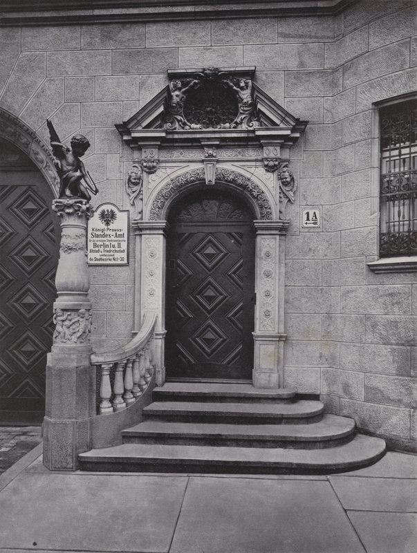 Portal fra registreringskontoret Berlin I og II (s/h foto) af Photographer German