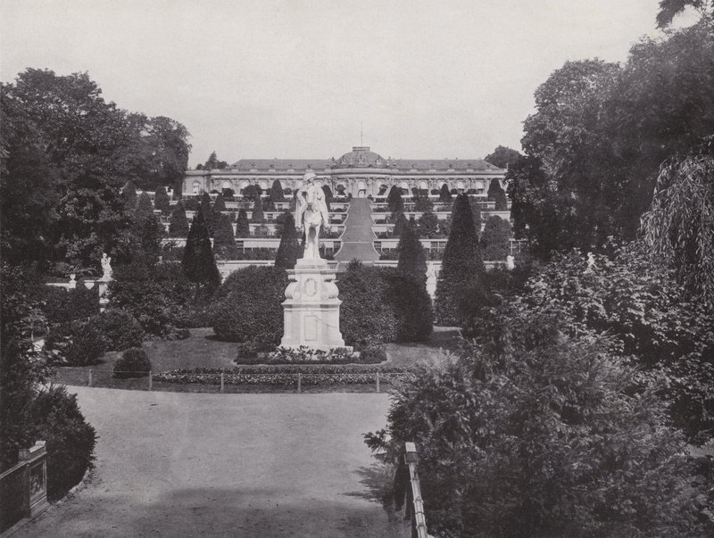 Potsdam, Monument Frederick den store og udsigt over Sanssouci Castle (B/W -foto) af Photographer German