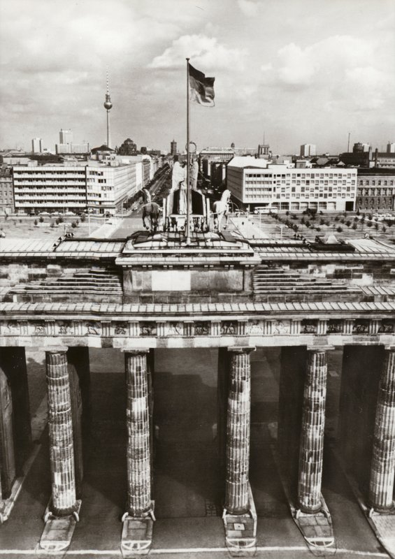 Beskyttet af sikre grænser er opførelsen af DDR-hovedstaden i gang (s/h-foto) af Photographer German
