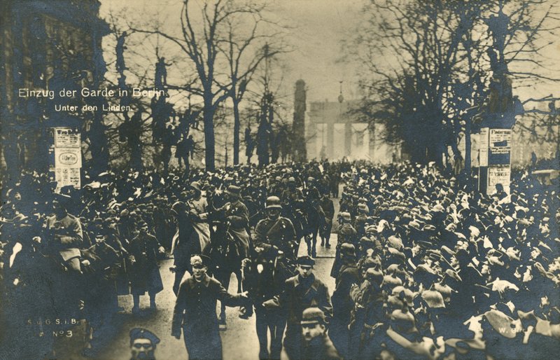 Hjemvendte tyske tropper marcherer mod Unter den Linden, Berlin, december 1918 (s/h foto) af Photographer German