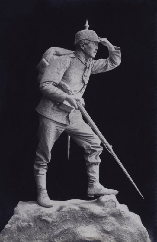 Skulptur af en tysk soldat fra første verdenskrig, der kigger hen over slagmarken (s/h foto) af Photographer German