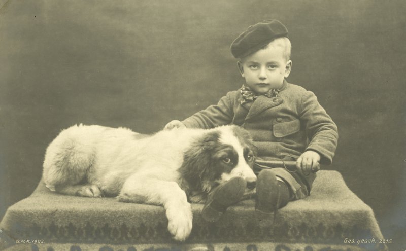 Lille dreng med sin hund (s/h foto) af Photographer German