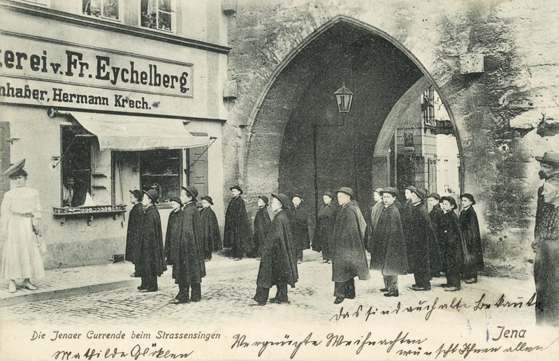 Studenterkor synger på gaden i Jena, Tyskland (s/h foto) af Photographer German