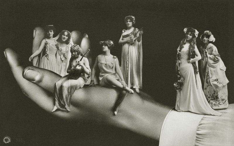 Surrealistisk hånd, der holder diverse kvinder (s/h-billede) af Photographer German