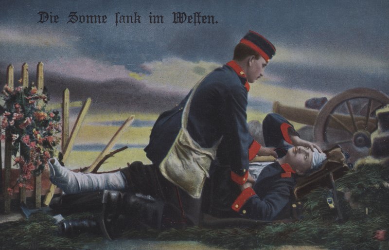 Solen gik ned i vest: en tysk soldat trøster sin døende kammerat på slagmarken (farvet foto) af Photographer German