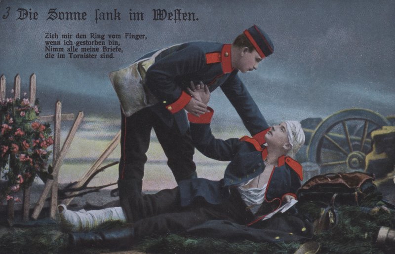 Solen gik ned i vest: en tysk soldat trøster sin døende kammerat på slagmarken (farvet foto) af Photographer German