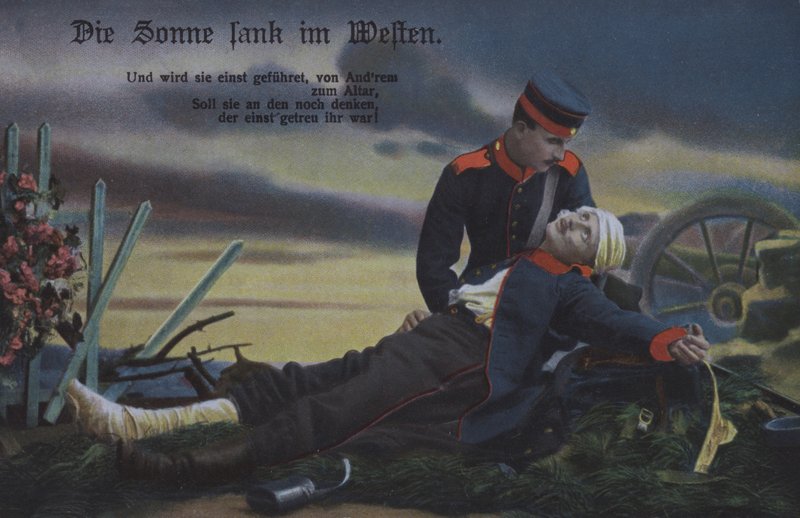 Solen gik ned i vest: en tysk soldat trøster sin døende kammerat på slagmarken (farvet foto) af Photographer German