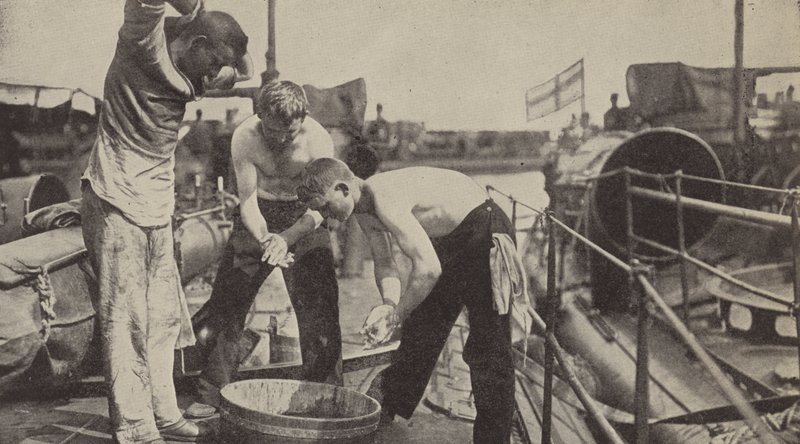 Den daglige vask ombord på en tysk torpedobåd (s/h foto) af Photographer German
