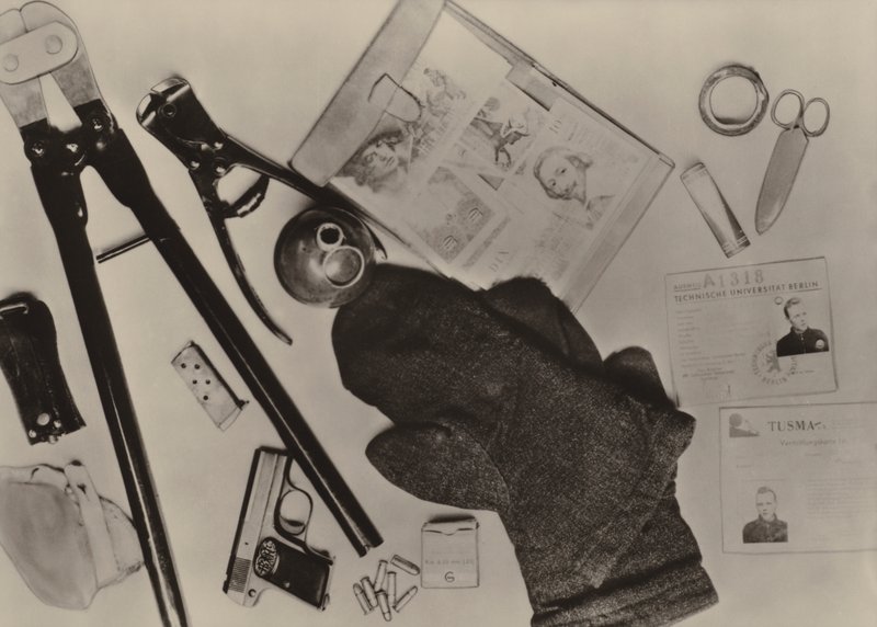Udstyret tilhørende terroristen Wohlfarth, der den 9. december 1961 trængte ind fra Vestberlin .... (s/h foto) af Photographer German