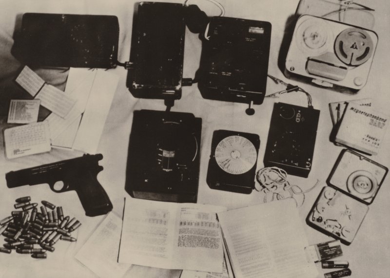 Udstyret af Sterzyk, agent for den amerikanske efterretningstjeneste, som blev arresteret, da han forsøgte at rekognoscere .... (s/h-foto) af Photographer German
