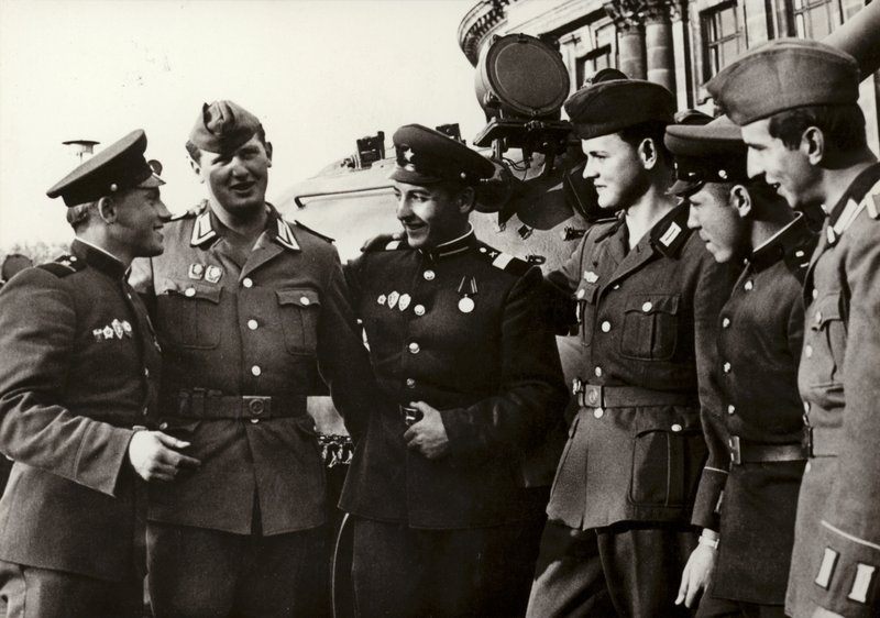 Soldaterne fra den nationale folkehær opretholder et tæt venskab med soldaterne fra den sovjetiske hær (s/h foto) af Photographer German