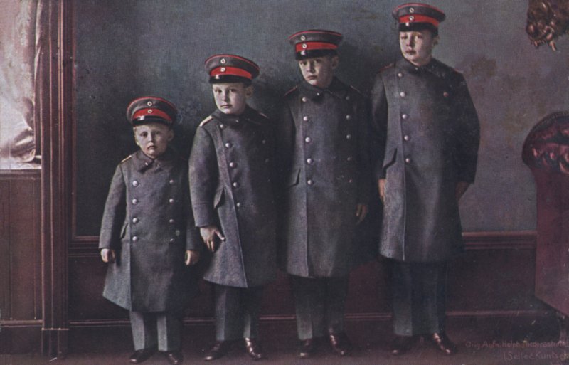 Kronprins Wilhelm af Tysklands sønner i militæruniform (foto) af Photographer German