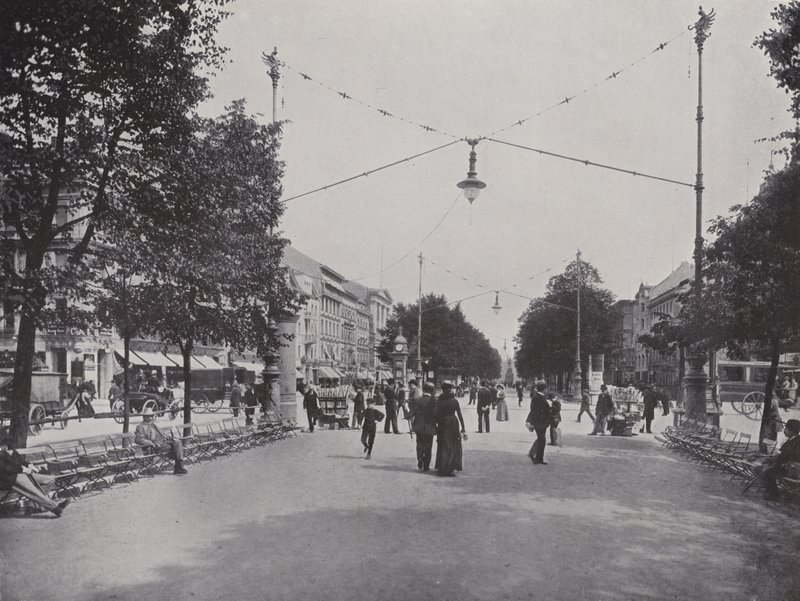 Unter Den Linden, Mittelallee og udsigt over monumentet over Frederik den Store (s/h-foto) af Photographer German