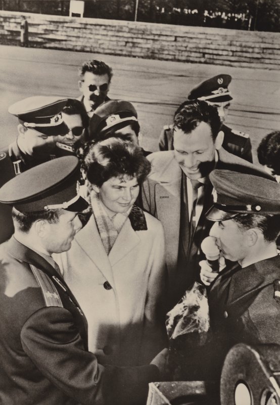 Valentina Tereshkova-Nikolayeva og Yuri Gagarin blev hilst hjerteligt velkommen, da de besøgte grænsevagterne i Berlin den 20. oktober 1963 (s/h foto) af Photographer German