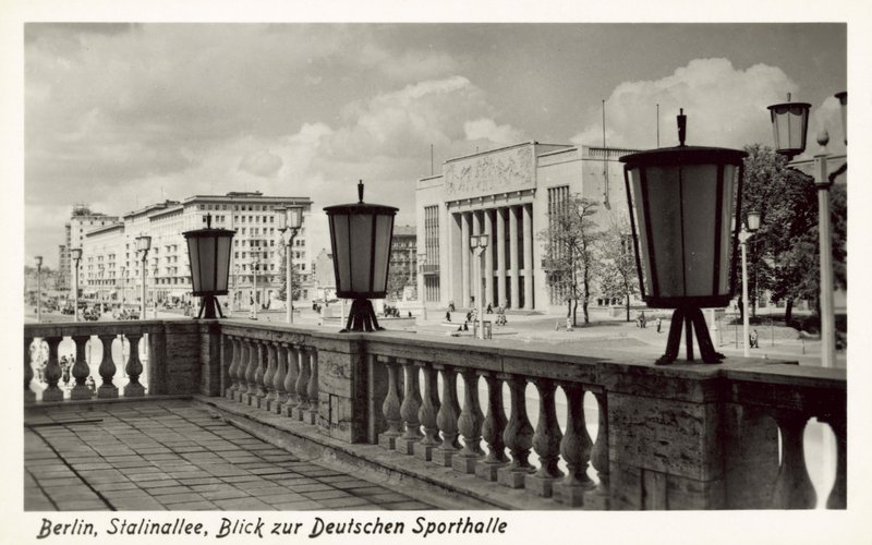 Udsigt over Deutsche Sporthalle, Stalinallee, Østberlin, c1950