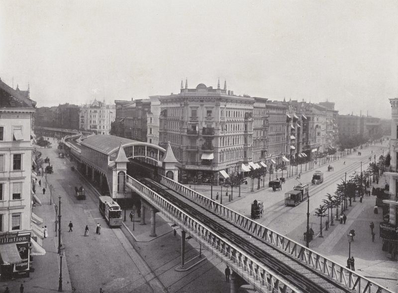 Wiener Strasse med forhøjet togstation (s/h foto) af Photographer German