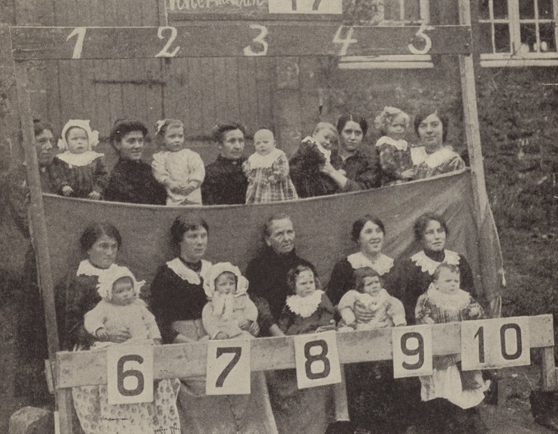 Kvinder og børn i det besatte Nordfrankrig poserer til et tysk fotografi (s/h-billede) af Photographer German