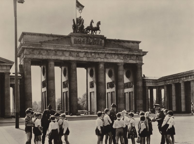 Unge pionerer kommer til Brandenburger Tor, Berlins vartegn, for at se deres venner, grænsevagterne (s/h foto) af Photographer German