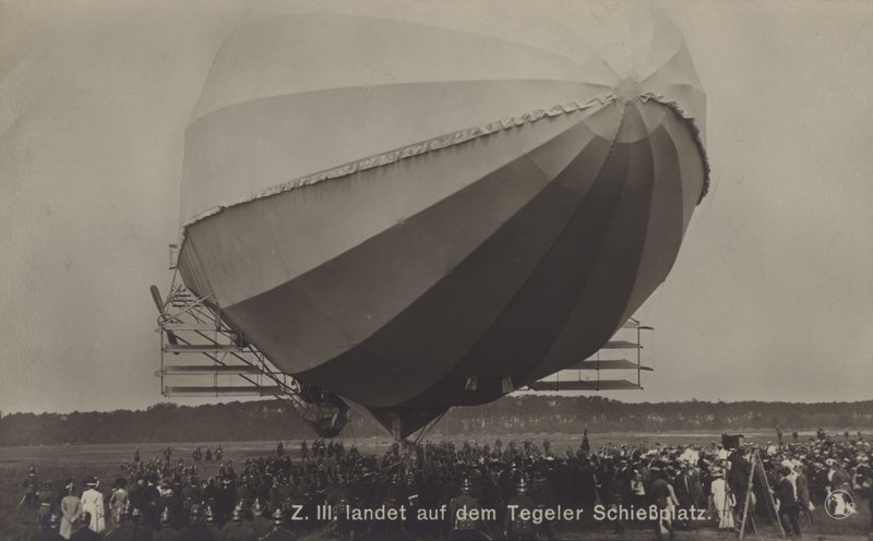 Zeppelin LZ III efter landing på Tegel skydebanen, Berlin (s/h foto) af Photographer German