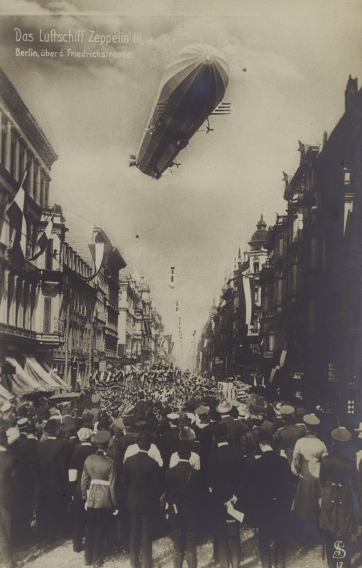 Zeppelin LZ III flyver over Friedrichstrasse, Berlin (s/h foto) af Photographer German