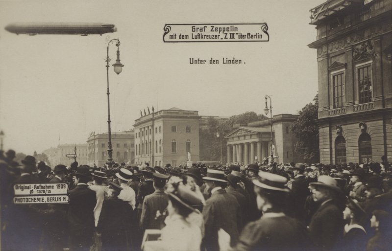 Zeppelin LZ III flyver over Unter den Linden, Berlin af Photographer German