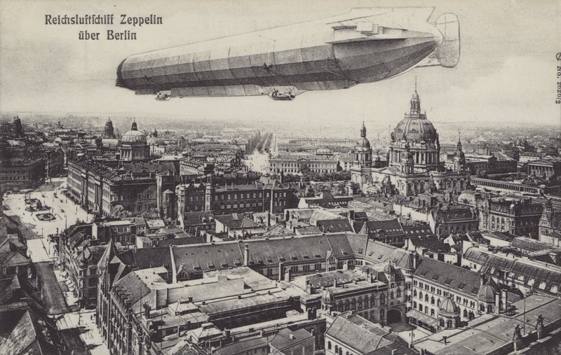 Zeppelin luftskib flyver over Berlin (s/h foto) af Photographer German