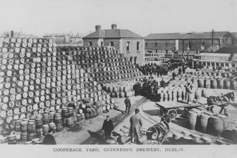 Cooperage yard, Guinness Brewery, Dublin, Irland (s/h foto) af Photographer Irish