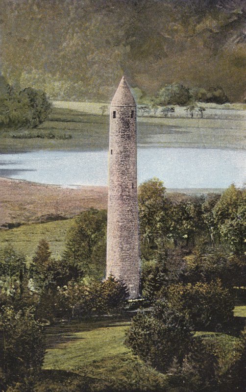 Irland: Ancient Round Tower, Glendalough, County Wicklow (farvet foto) af Photographer Irish