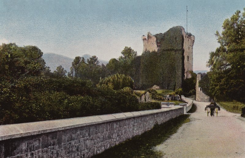 Sydirland: Ross Castle, Killarney (farvet foto) af Photographer Irish