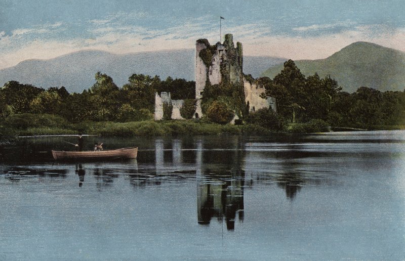 Sydirland: Ross Castle, Killarney (farvet foto) af Photographer Irish