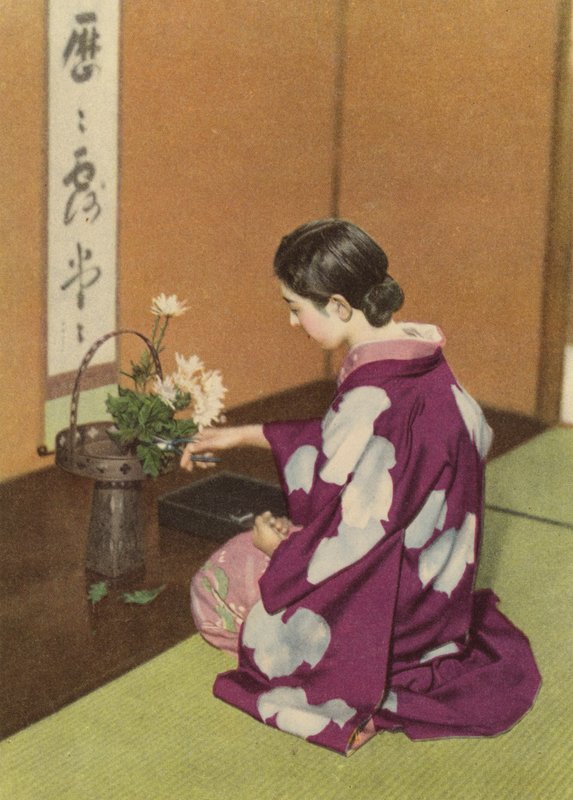 Pige laver et blomsterarrangement (farvet foto) af Photographer Japanese