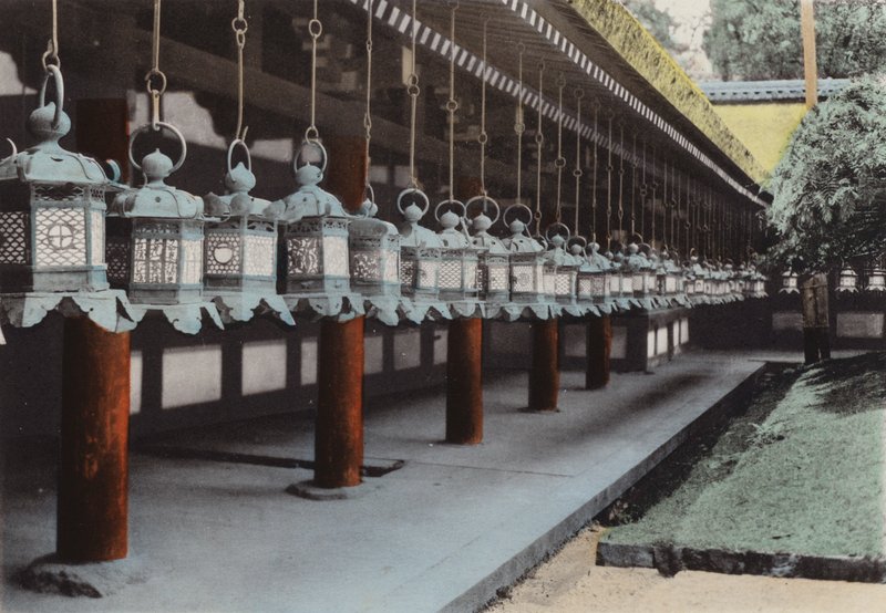 Japan, ca. 1912: Bronzelanterner ved Kasuga-templet, Nara (foto) af Photographer Japanese