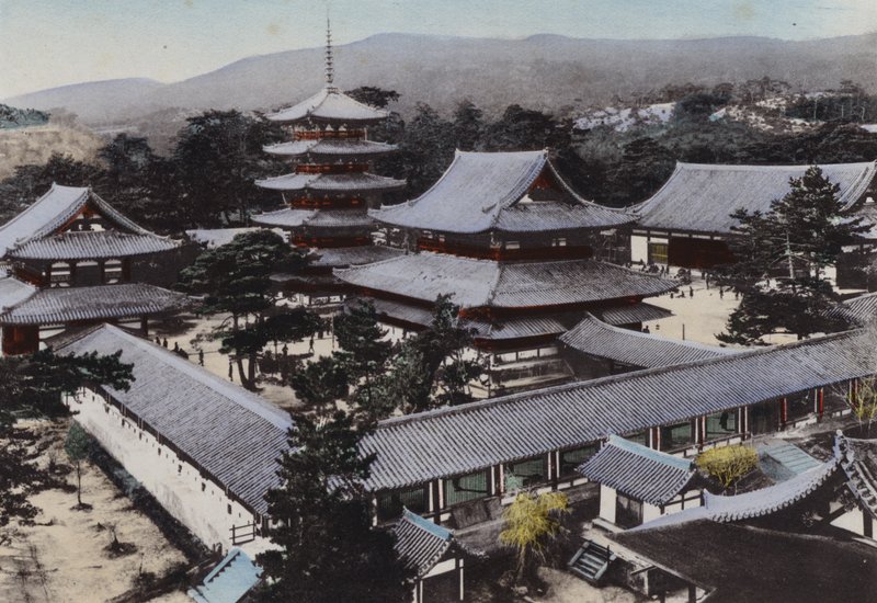 Japan, ca. 1912: Horyu-ji, det ældste buddhistiske tempel i Japan, bygget for omkring 1300 år siden, Yamato (foto) af Photographer Japanese