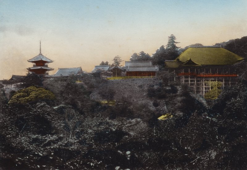 Japan, ca. 1912: Kiyomizu-templet er kendt for sin hængende scene på kanten af afgrunden og en fem-udsigt over byen Kyoto (foto) af Photographer Japanese