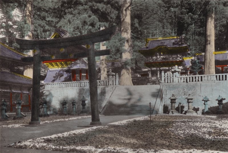 Japan, ca. 1912: Mausoleet og dets grund til den første Shogun, Iyeyasu fra Tokugawa-dynastiet, næsten 300 år gamle Nikko (foto) af Photographer Japanese
