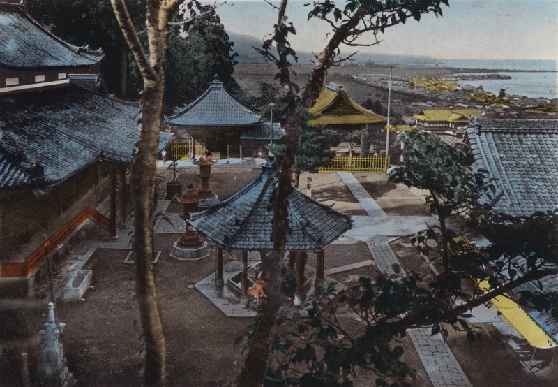 Japan, ca. 1912: Miidera, en af de 8 udsigter over Ohmi, nær Kyoto (foto) af Photographer Japanese