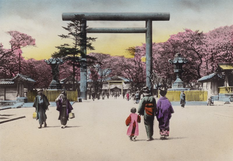 Japan, ca. 1912: The Enormous Bronze Torii for Shokonsha eller ånd, der påkalder helligdom for døde soldater i nationale problemer, Tokyo (foto) af Photographer Japanese