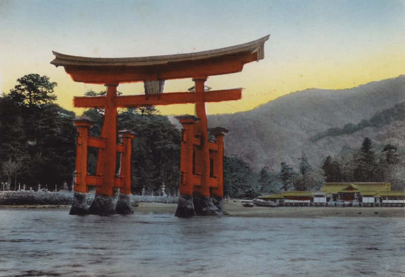 Japan, ca. 1912: Den hellige ø, Miyajima, i indre hav, en af tre mest bemærkelsesværdige scener i Japan; Templet blev opført her af Kiyomori i det 12. århundrede (foto) af Photographer Japanese