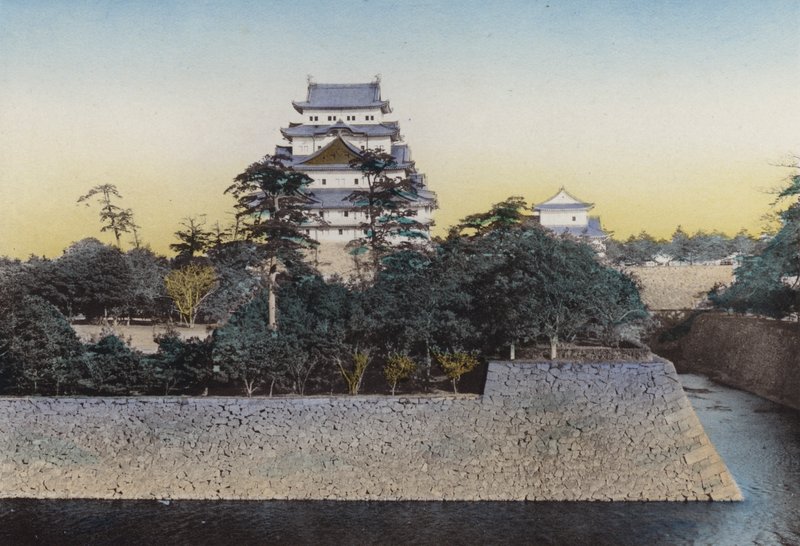 Japan, ca. 1912: Det berømte Nagoya-slot, stammer fra 1610; Meget kendt for guld delfiner i toppen af holde, højden af delfiner er 8 ft 7 in og vurderet omkring 360.000 yen, Nagoya (foto) af Photographer Japanese