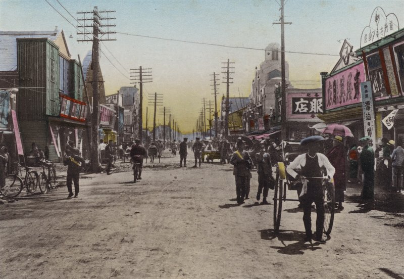 Japan, ca. 1912: Theatre Street, Yokohama (foto) af Photographer Japanese