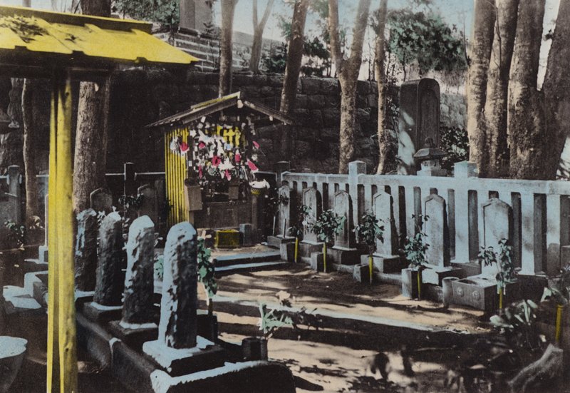 Japan, ca. 1912: Grav af 47 Rohnin i Sangakuji, Tokyo (foto) af Photographer Japanese