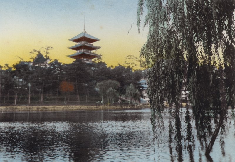 Japan, ca. 1912: Udsigt over pagoden ved Nara fra Sarusawa-dammen (foto) af Photographer Japanese
