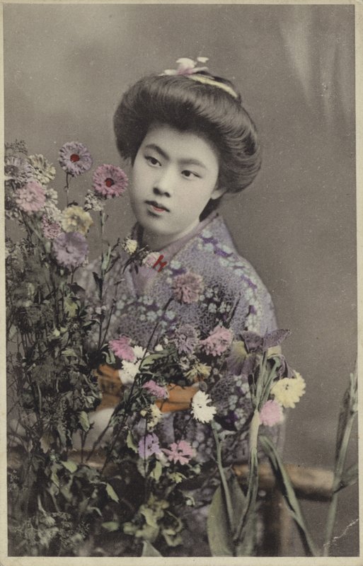 Japansk pige med blomster (farvet foto) af Photographer Japanese