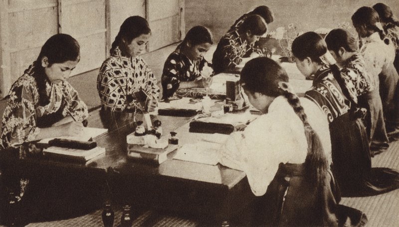 Japanske skolebørn i klassen (s/h-billede) af Photographer Japanese